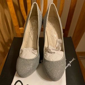 Alice and Olivia Robyn Caviar Beaded Pump